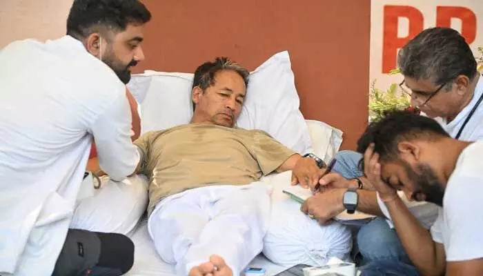 కొనసాగుతున్న సోనమ్ వాంగ్చుక్ నిరాహార దీక్ష..హెల్త్ బులెటిన్ విడుదల చేసిన డాక్టర్ కొనసాగుతున్న సోనమ్ వాంగ్చుక్ నిరాహార దీక్ష..హెల్త్ బులెటిన్ విడుదల చేసిన డాక్టర్