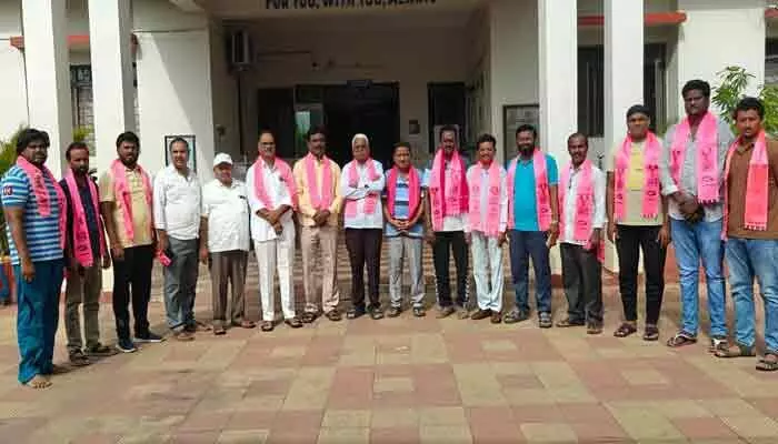 సీతారామ పంప్హౌస్ పర్యటనకు వెళ్తున్న బీఆర్ఎస్ నేతల ముందస్తు అరెస్ట్ సీతారామ పంప్హౌస్ పర్యటనకు వెళ్తున్న బీఆర్ఎస్ నేతల ముందస్తు అరెస్ట్