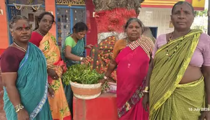 వాన దేవుడి కోసం ప్రత్యేక పూజలు.. గద్వాలలో మహిళల భిక్షాటన వాన దేవుడి కోసం ప్రత్యేక పూజలు.. గద్వాలలో మహిళల భిక్షాటన