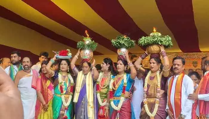 గోల్కొండలో బోనాల జాతర.. బోనం ఎత్తిన మంత్రి కొండా సురేఖ గోల్కొండలో బోనాల జాతర.. బోనం ఎత్తిన మంత్రి కొండా సురేఖ