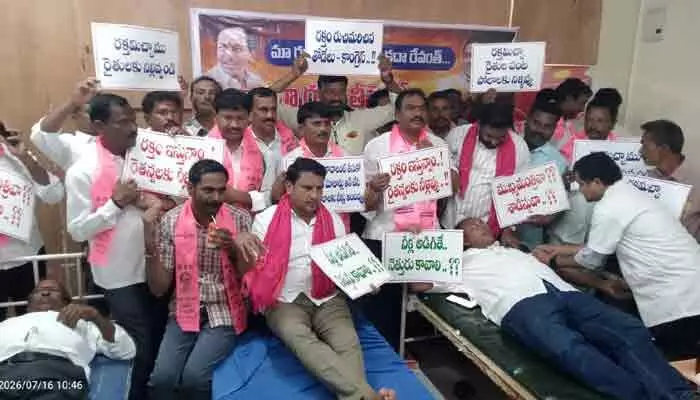 మా రక్తం తీసుకో.. రైతన్నకు నీళ్ళివ్వు.. సీఎం వ్యాఖ్యలకు నిరసనగా బీఆర్ఎస్ నేతల రక్తదానం మా రక్తం తీసుకో.. రైతన్నకు నీళ్ళివ్వు.. సీఎం వ్యాఖ్యలకు నిరసనగా బీఆర్ఎస్ నేతల రక్తదానం