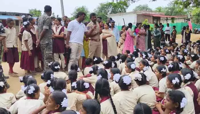 రోడ్డెక్కిన గిరిజన గురుకుల విద్యార్థినులు రోడ్డెక్కిన గిరిజన గురుకుల విద్యార్థినులు
