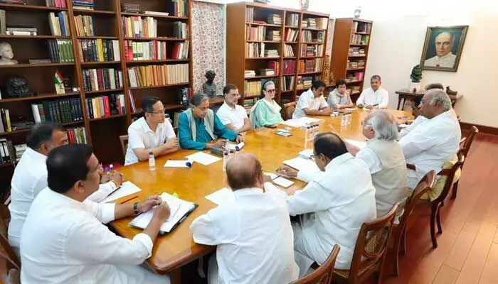 సోనియా గాంధీ అధ్యక్షతన కాంగ్రెస్ పార్లమెంటరీ పార్టీ వ్యూహాత్మక సమావేశం సోనియా గాంధీ అధ్యక్షతన కాంగ్రెస్ పార్లమెంటరీ పార్టీ వ్యూహాత్మక సమావేశం