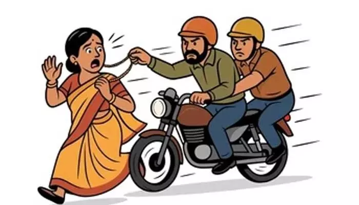 మహిళ మెడలో నుంచి బంగారు గొలుసు చోరీ మహిళ మెడలో నుంచి బంగారు గొలుసు చోరీ