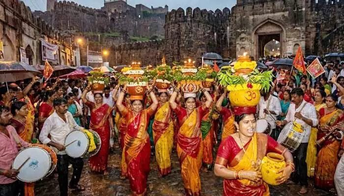 HYD: వర్షంలోనూ బోనాలు సమర్పిస్తున్న భక్తులు HYD: వర్షంలోనూ బోనాలు సమర్పిస్తున్న భక్తులు