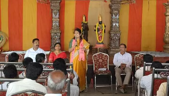 ఓటరు జాబితా పై అప్రమత్తంగా ఉండాలి : మాజీ ఎమ్మెల్యే గొంగిడి సునీత ఓటరు జాబితా పై అప్రమత్తంగా ఉండాలి : మాజీ ఎమ్మెల్యే గొంగిడి సునీత