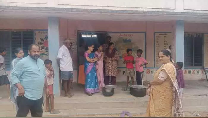 మర్కోడు అంగన్వాడీ కేంద్రం, పాఠశాలలను తనిఖీ చేసిన తహసీల్దార్ మర్కోడు అంగన్వాడీ కేంద్రం, పాఠశాలలను తనిఖీ చేసిన తహసీల్దార్