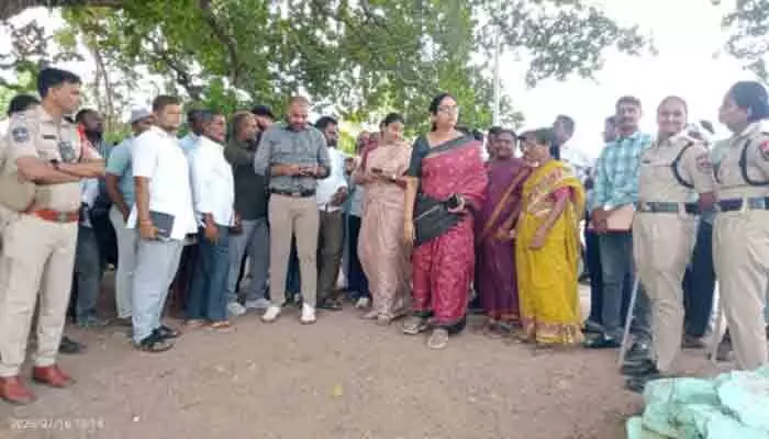 పోలీస్ పహరా మధ్య గ్రామ సభ! పోలీస్ పహరా మధ్య గ్రామ సభ!