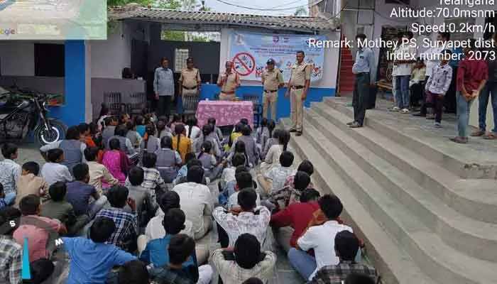 డ్రగ్స్ రహిత సమాజ నిర్మాణానికి విద్యార్థులు సహకరించాలి : మోతే ఎస్సై బి.లచ్చిరెడ్డి డ్రగ్స్ రహిత సమాజ నిర్మాణానికి విద్యార్థులు సహకరించాలి : మోతే ఎస్సై బి.లచ్చిరెడ్డి