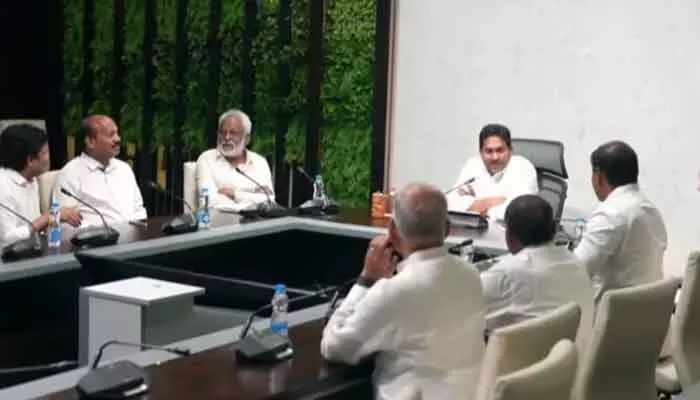 వైసీపీ ఎంపీల భేటీ.. ఆ బిల్లును వ్యతిరేకిస్తూ నిర్ణయం వైసీపీ ఎంపీల భేటీ.. ఆ బిల్లును వ్యతిరేకిస్తూ నిర్ణయం