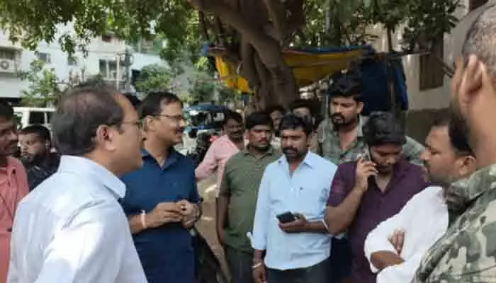 అక్రమ వ్యర్థాల పారబోతపై కమిషనర్ ఉక్కుపాదం అక్రమ వ్యర్థాల పారబోతపై కమిషనర్ ఉక్కుపాదం