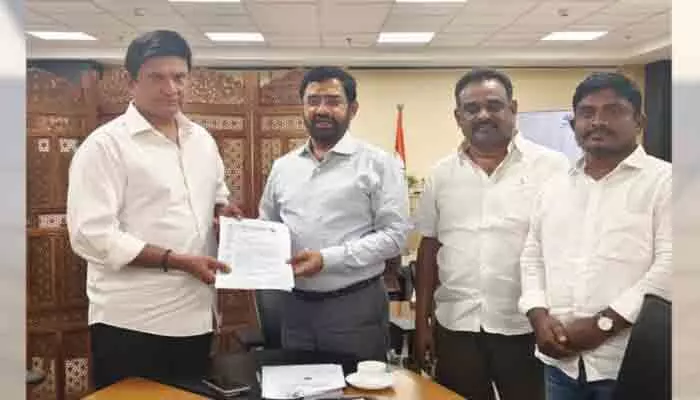 అభివృద్ధి పనులపై జలమండలి ఎండీ అశోక్ రెడ్డితో ఎమ్మెల్యే మర్రి రాజశేఖర్ రెడ్డి భేటీ అభివృద్ధి పనులపై జలమండలి ఎండీ అశోక్ రెడ్డితో ఎమ్మెల్యే మర్రి రాజశేఖర్ రెడ్డి భేటీ