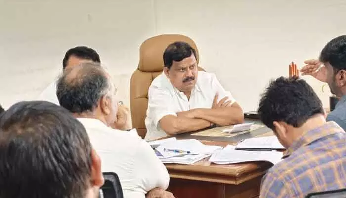 ఏ గ్రామంలోనూ మంచినీటి కొరత ఉండొద్దు : అధికారులకు ఆదేశం ఏ గ్రామంలోనూ మంచినీటి కొరత ఉండొద్దు : అధికారులకు ఆదేశం