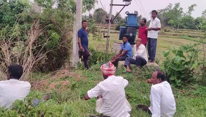 మాకొద్దు ఇలాంటి లైన్మెన్.. రైతులు ఆగ్రహం మాకొద్దు ఇలాంటి లైన్మెన్.. రైతులు ఆగ్రహం