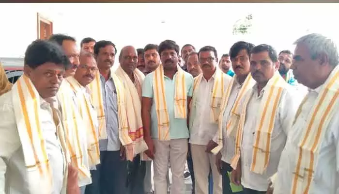 చేనేత కార్మికుల సంక్షేమం కోసం కృషి చేస్తా : ఎమ్మెల్యే వేముల వీరేశం చేనేత కార్మికుల సంక్షేమం కోసం కృషి చేస్తా : ఎమ్మెల్యే వేముల వీరేశం