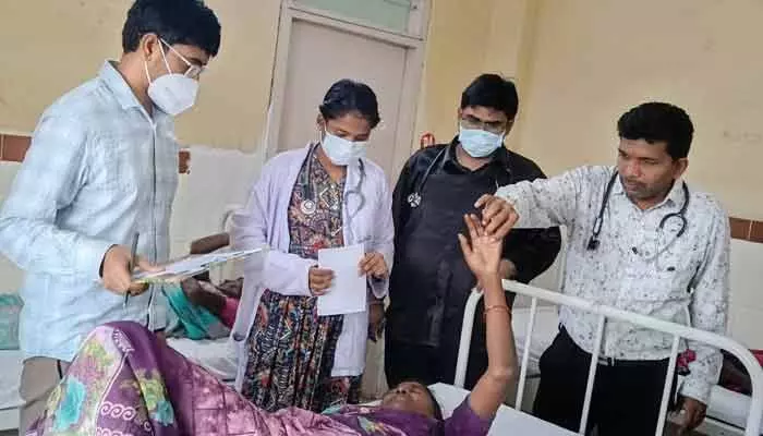 అక్కినపల్లి మల్లారం మూలమలుపు వద్ద ట్రాలీ బోల్తా.. అక్కినపల్లి మల్లారం మూలమలుపు వద్ద ట్రాలీ బోల్తా..