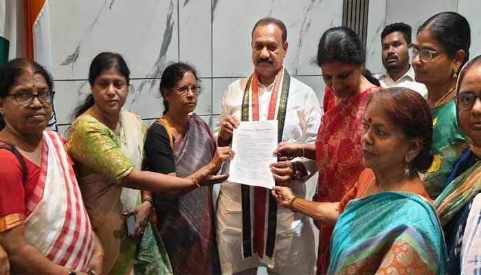మహిళా రిజర్వేషన్లను తక్షణమే అమలు చేయాలి : మహేష్ కుమార్ గౌడ్కు వినతిపత్రం మహిళా రిజర్వేషన్లను తక్షణమే అమలు చేయాలి : మహేష్ కుమార్ గౌడ్కు వినతిపత్రం
