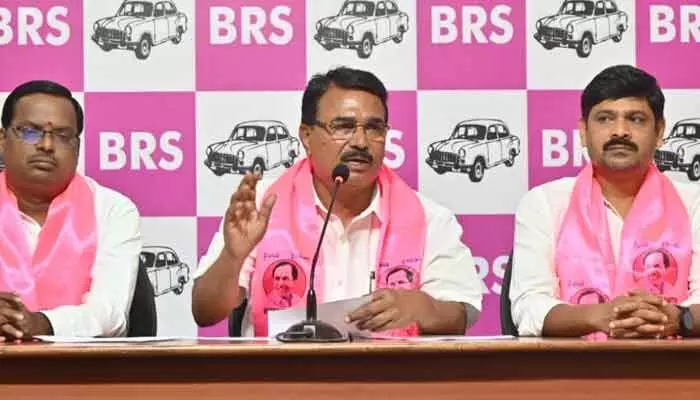 భట్టి సమైక్య వాది.. ఎప్పుడూ తెలంగాణపై మాట్లాడలేదు: సింగిరెడ్డి నిరంజన్రెడ్డి భట్టి సమైక్య వాది.. ఎప్పుడూ తెలంగాణపై మాట్లాడలేదు: సింగిరెడ్డి నిరంజన్రెడ్డి