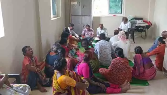 మహిళా సంఘం నిధుల వ్యవహారంలో అవకతవకల ఆరోపణలు మహిళా సంఘం నిధుల వ్యవహారంలో అవకతవకల ఆరోపణలు