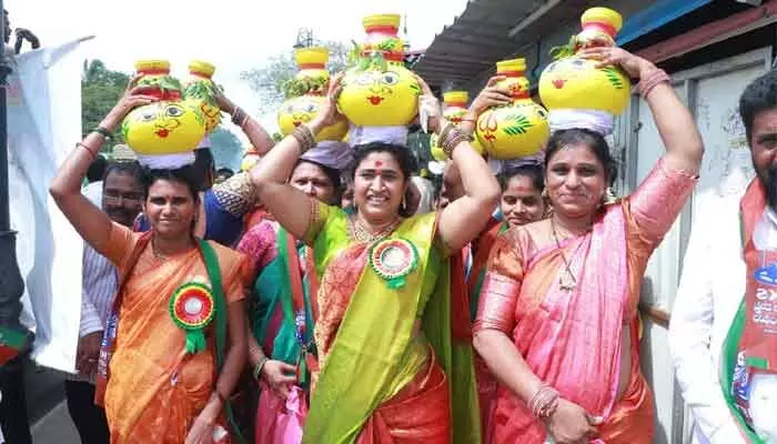 అంగరంగ వైభవంగా బోనాలు ప్రారంభం అంగరంగ వైభవంగా బోనాలు ప్రారంభం
