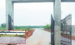 చెరువుకు ఆనుకుని అక్రమ వెంచర్.. శంషాబాద్ చౌదరిగూడలో రియల్ దందా! చెరువుకు ఆనుకుని అక్రమ వెంచర్.. శంషాబాద్ చౌదరిగూడలో రియల్ దందా!
