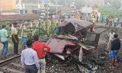 స్కూల్ బస్సును ఢీకొన్న రైలు.. ముగ్గురు మృతి, ఐదుగురి పరిస్థితి విషమం స్కూల్ బస్సును ఢీకొన్న రైలు.. ముగ్గురు మృతి, ఐదుగురి పరిస్థితి విషమం
