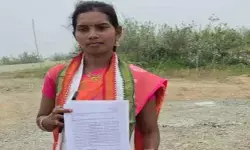 ప్రోటోకాల్ లేదు.. కుర్చీ లేదు! గిరిజన మహిళా సర్పంచ్కు ఘోర అవమానం ప్రోటోకాల్ లేదు.. కుర్చీ లేదు! గిరిజన మహిళా సర్పంచ్కు ఘోర అవమానం