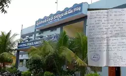 కోరుట్ల పట్టణంలో అక్రమ ఇంటి నిర్మాణ పనులు.. కలెక్టరేట్లో ఫిర్యాదు కోరుట్ల పట్టణంలో అక్రమ ఇంటి నిర్మాణ పనులు.. కలెక్టరేట్లో ఫిర్యాదు