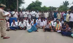 ఆక్రమణకు గురైన భూమిని పేదలకు పంచాలని రాస్తారోకో.. ఆక్రమణకు గురైన భూమిని పేదలకు పంచాలని రాస్తారోకో..