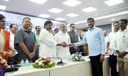 నగదు రహిత వైద్యం చారిత్రాత్మక నిర్ణయం.. ప్రభుత్వానికి జేఏసీ చైర్మన్ లచ్చిరెడ్డి కృతజ్ఞతలు నగదు రహిత వైద్యం చారిత్రాత్మక నిర్ణయం.. ప్రభుత్వానికి జేఏసీ చైర్మన్ లచ్చిరెడ్డి కృతజ్ఞతలు