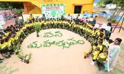 స్మార్ట్ కిడ్జ్ లో మొక్కలు నాటిన చిట్టి చేతులు