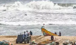 ఒడిశా తీరం వైపు వెళ్లొద్దు: మత్య్సకారులకు హెచ్చరిక ఒడిశా తీరం వైపు వెళ్లొద్దు: మత్య్సకారులకు హెచ్చరిక