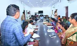 బీఎల్వో సంబంధిత అధికారులతో కలెక్టర్ సమీక్ష బీఎల్వో సంబంధిత అధికారులతో కలెక్టర్ సమీక్ష