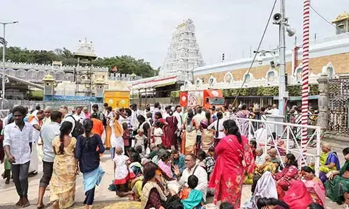తిరుమలలో కొనసాగుతున్న భక్తుల రద్దీ: సర్వదర్శనానికి 30 గంటల సమయం