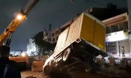 చంపాపేట్ ఫ్లైఓవర్ పనుల్లో నిర్లక్ష్యం?.. భారీ గుంతలో పడిన క్యారేజ్ ఆటో