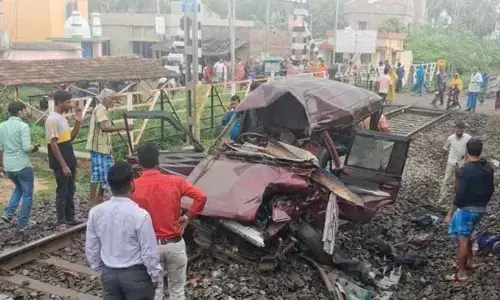 స్కూల్ బస్సును ఢీకొన్న రైలు.. ముగ్గురు మృతి, ఐదుగురి పరిస్థితి విషమం
