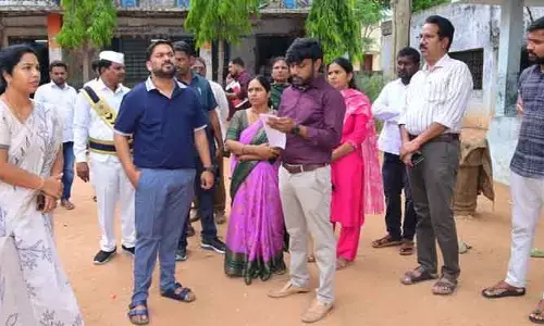 అనధికారికంగా గైర్హాజరైన ముగ్గురు ఉపాధ్యాయులను సస్పెండ్ చేయాలని డీఈఓకు ఆదేశించిన కలెక్టర్