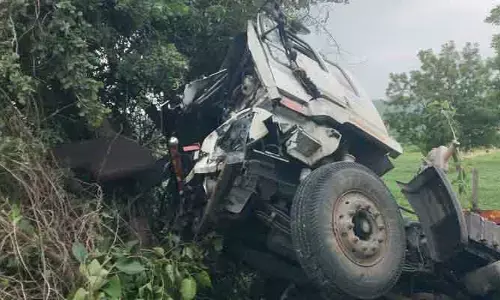 రోడ్డు ప్రమాదంలో ఇద్దరు వ్యక్తుల దుర్మరణం