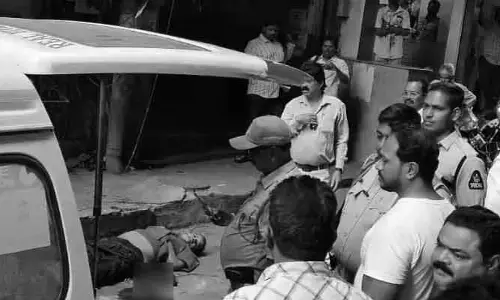 ఏడో అంతస్తు నుంచి దూకి విశ్రాంత ఉద్యోగి ఆత్మహత్య..