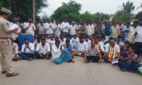 ఆక్రమణకు గురైన భూమిని పేదలకు పంచాలని రాస్తారోకో..