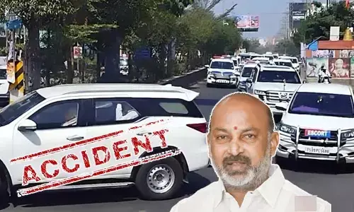 Accident: కాన్వాయ్‌కి స్వల్ప ప్రమాదం.. కేంద్ర మంత్రి బండి సంజయ్‌‌కి తప్పిన ముప్పు
