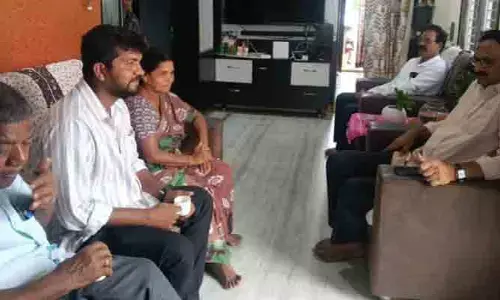 మోకాలి నొప్పితో బాధపడుతున్న కౌన్సిలర్ స్వరూపను పరామర్శించిన తుంబూరు దయాకర్ రెడ్డి