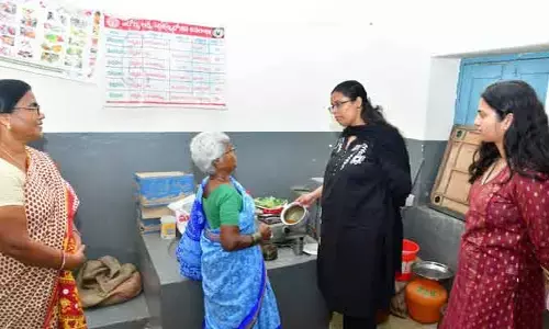 విధుల పట్ల నిర్లక్ష్యం వహించిన అంగన్వాడీ టీచర్, ఆయాలకు షోకాజ్ నోటీస్ జారీ