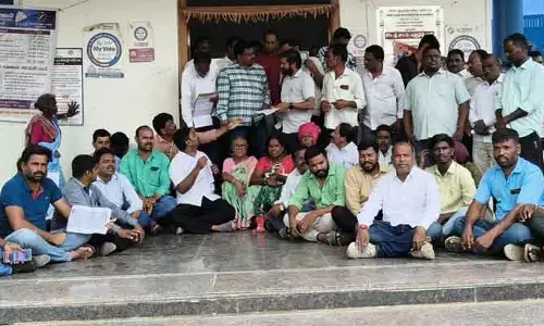 మొక్కజొన్న డబ్బులు చెల్లించడంలో అవకతవకలపై రైతుల ఆగ్రహం