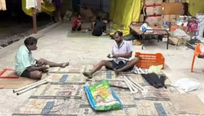 క్రాకర్స్ విక్రయం మాటున తయారీ.. జనావాసాల్లో ఉండటంతో భయాందోళన క్రాకర్స్ విక్రయం మాటున తయారీ.. జనావాసాల్లో ఉండటంతో భయాందోళన