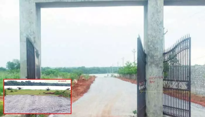 చెరువుకు ఆనుకుని అక్రమ వెంచర్.. శంషాబాద్ చౌదరిగూడలో రియల్ దందా! చెరువుకు ఆనుకుని అక్రమ వెంచర్.. శంషాబాద్ చౌదరిగూడలో రియల్ దందా!
