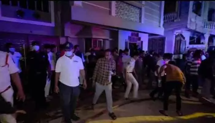 ఒకే ఇంట్లో రెండు గ్యాస్ సిలిండర్లు పేలుడు.. చెలరేగిన మంటలు ఒకే ఇంట్లో రెండు గ్యాస్ సిలిండర్లు పేలుడు.. చెలరేగిన మంటలు