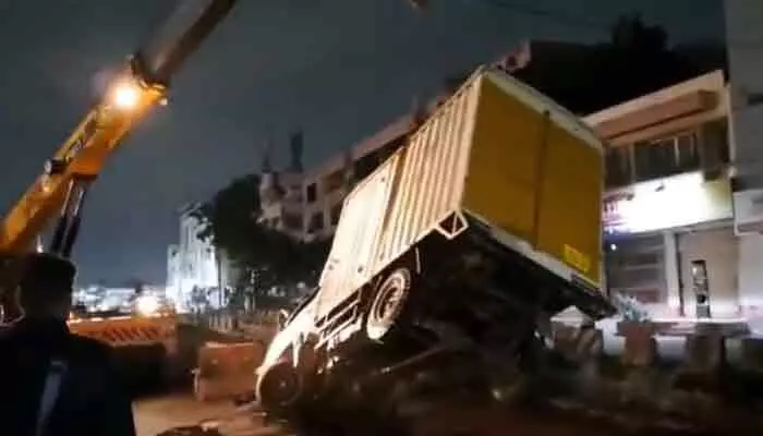 చంపాపేట్ ఫ్లైఓవర్ పనుల్లో నిర్లక్ష్యం?.. భారీ గుంతలో పడిన క్యారేజ్ ఆటో చంపాపేట్ ఫ్లైఓవర్ పనుల్లో నిర్లక్ష్యం?.. భారీ గుంతలో పడిన క్యారేజ్ ఆటో