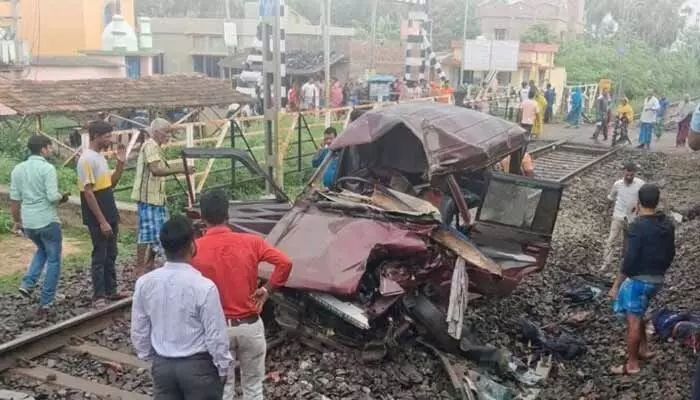 స్కూల్ బస్సును ఢీకొన్న రైలు.. ముగ్గురు మృతి, ఐదుగురి పరిస్థితి విషమం స్కూల్ బస్సును ఢీకొన్న రైలు.. ముగ్గురు మృతి, ఐదుగురి పరిస్థితి విషమం