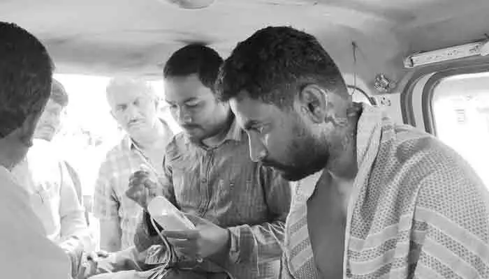 పామాయిల్ ఫ్యాక్టరీలో పేలిన వ్యూ గ్లాస్.. ఇద్దరు కార్మికులకు తీవ్ర గాయాలు పామాయిల్ ఫ్యాక్టరీలో పేలిన వ్యూ గ్లాస్.. ఇద్దరు కార్మికులకు తీవ్ర గాయాలు